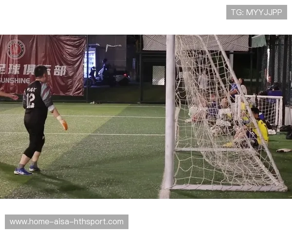 足球远射爆炸威力,门将连反应都来不及——终极射门的瞬间震撼 足球远射爆炸威力,门将连反应都来不及——终极射门的瞬间震撼